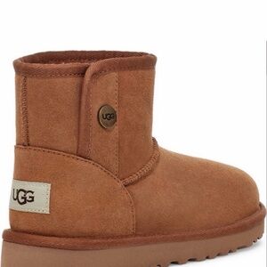 UGG Classic Short Boots in Chestnut